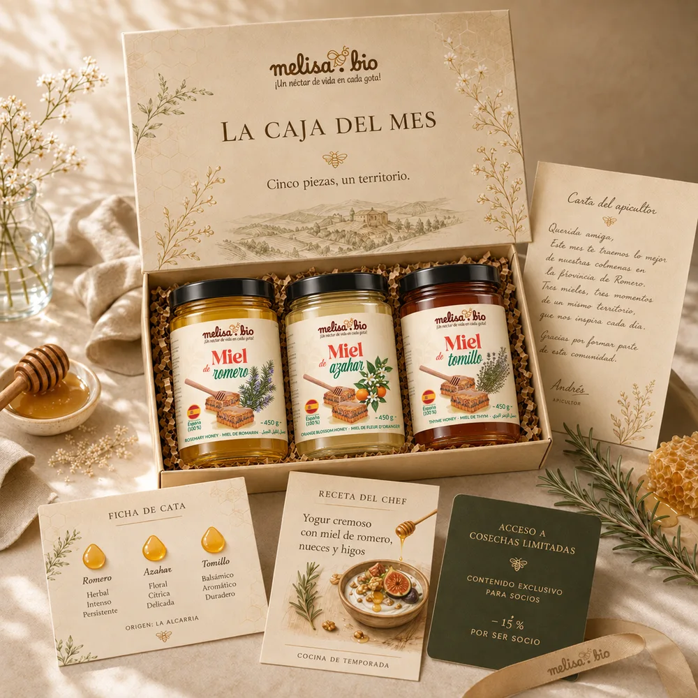 Caja del mes de Melisa con tres tarros de miel: romero, azahar y tomillo